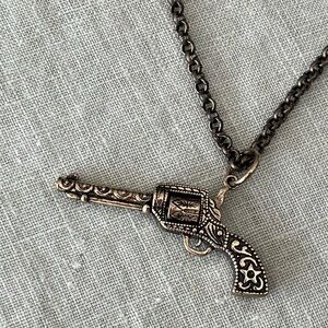 Revolver pendant with adjustable chain from brass.